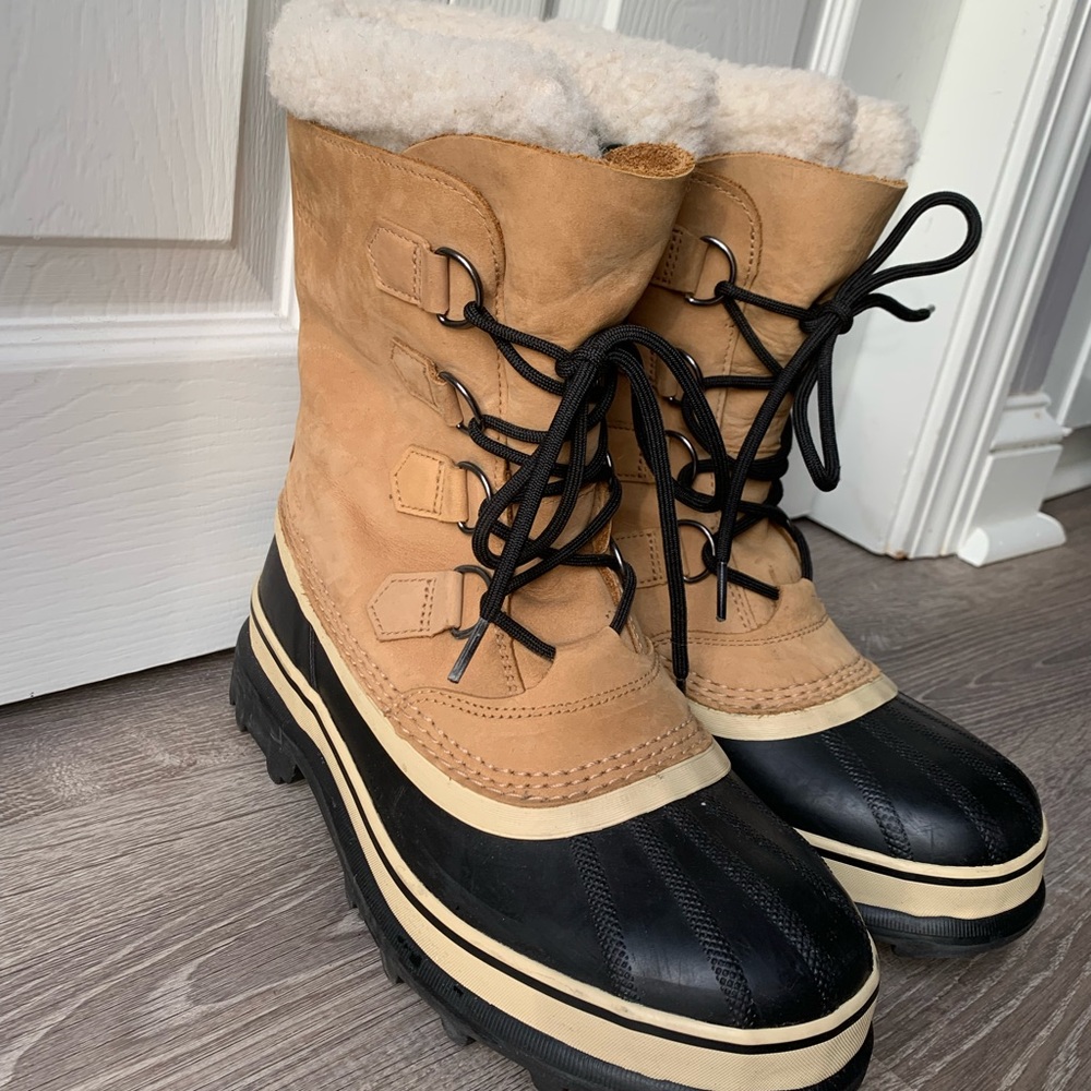 Women’s Sorel Classic Caribou Boots Size 9.5 Color Buff.